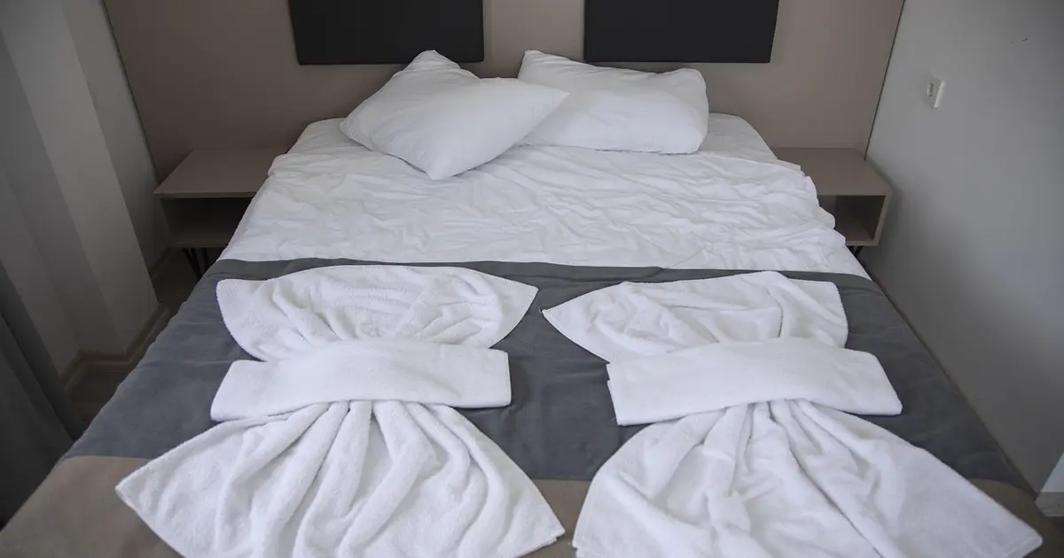 How Many Sets of Bedding Does an Airbnb Need? Linen Pars for One to Ten Units